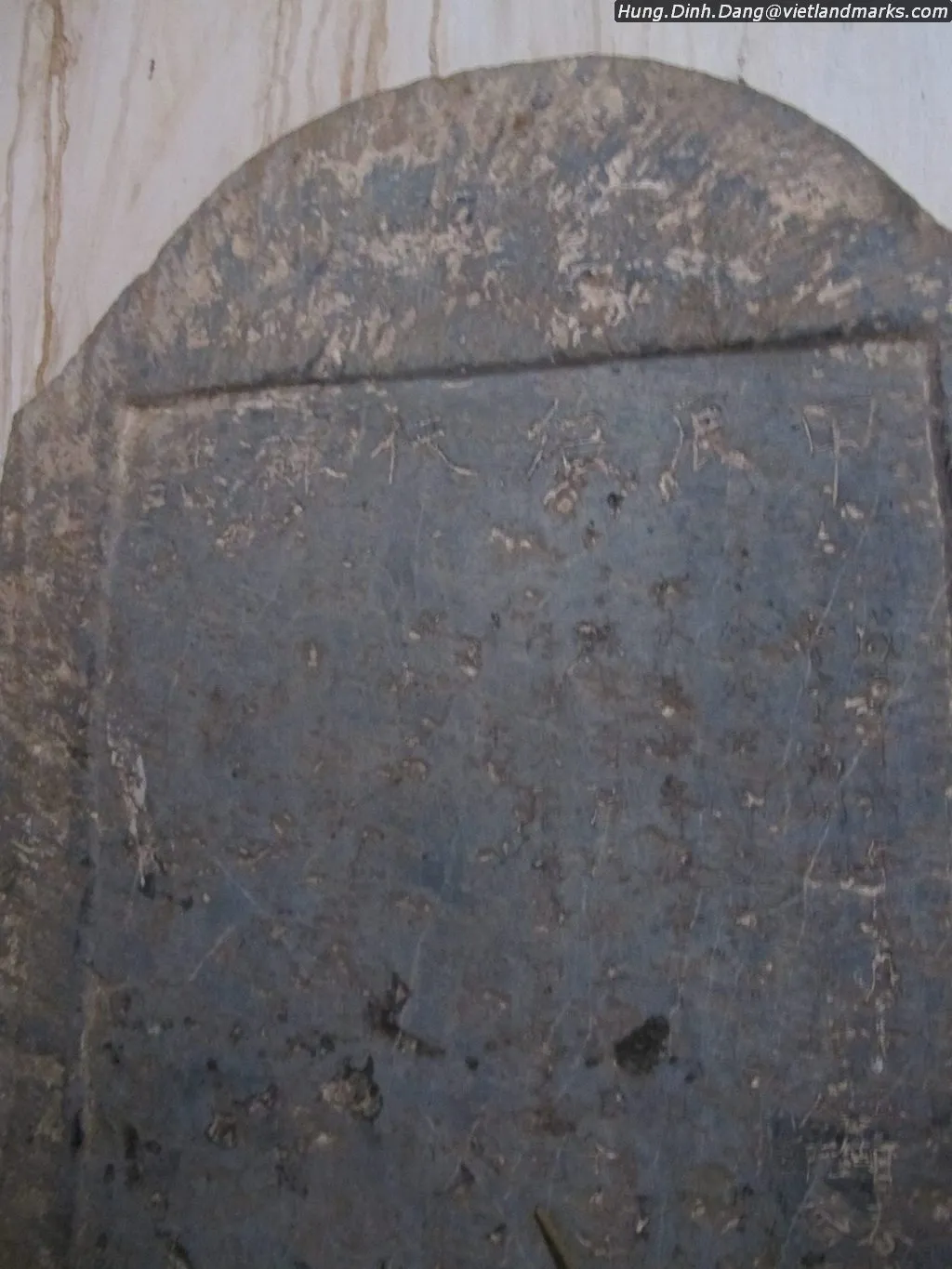 Bia đá tại Chùa Nhội