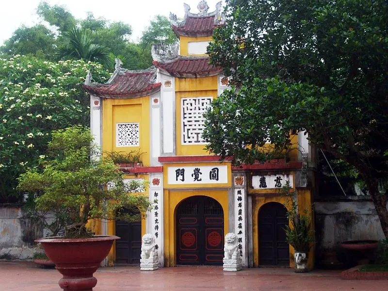 Cổng vào Chùa Một Cột