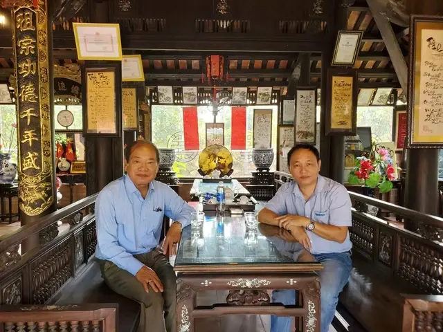 Nghệ nhân nhân dân Trần Duy Mong (bên trái) cùng PV Thanh Niên tại không gian nhà rường của Tịnh Tâm Kim Cổ