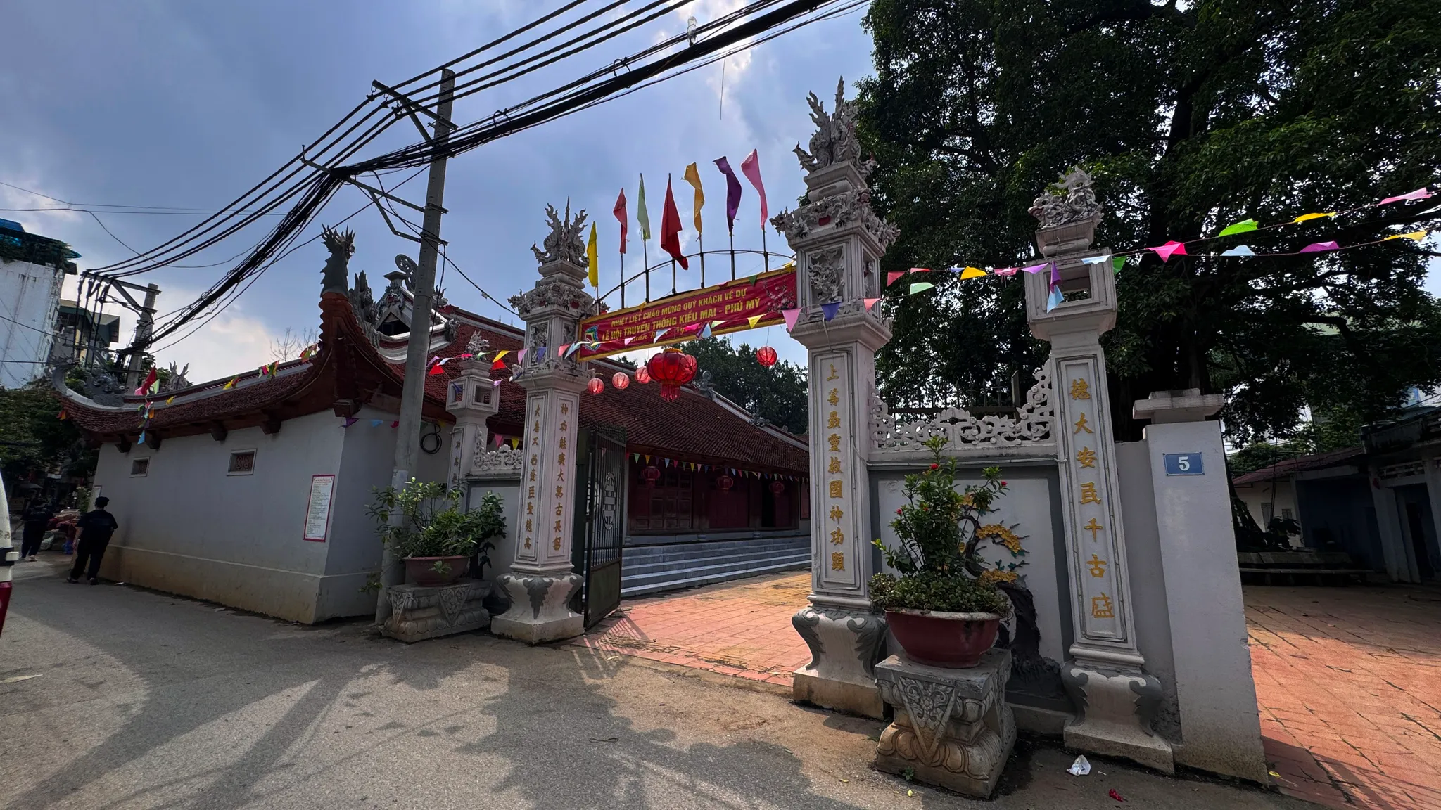 Cổng đình Kiều Mai nhìn từ bên phải