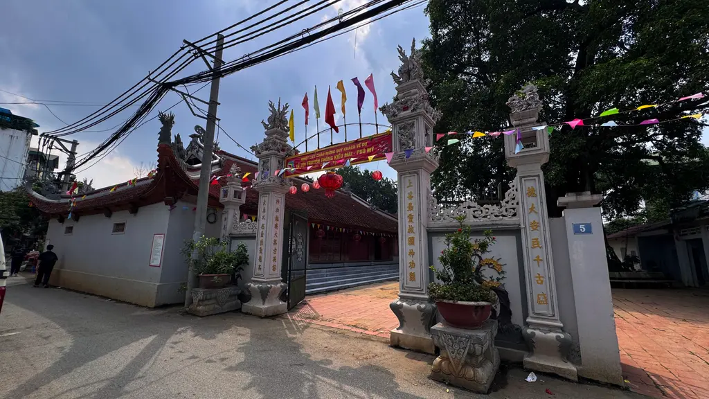 Cổng đình Kiều Mai nhìn từ bên phải