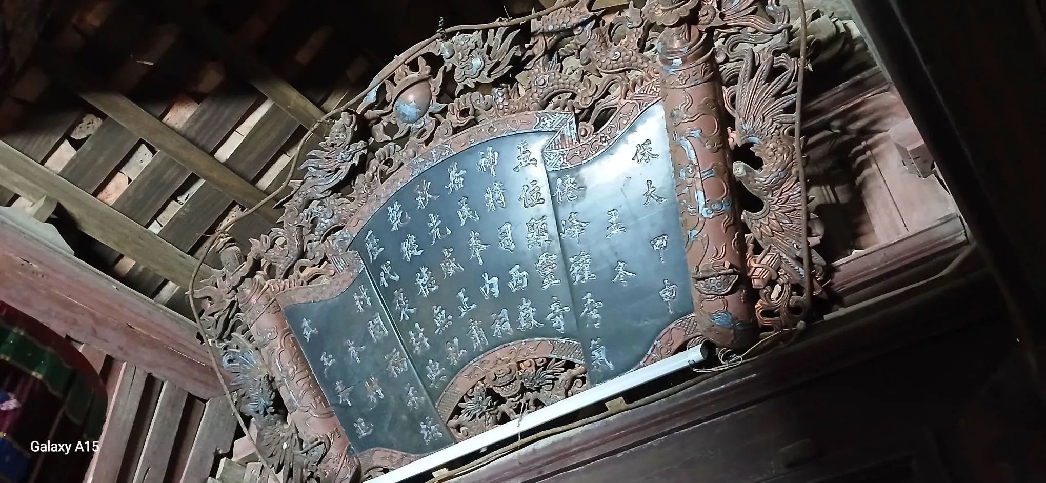 Bức hoành phi trong đình làng Tiên Lữ