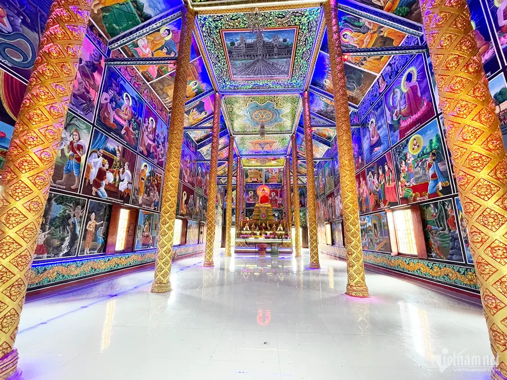 Không gian bên trong Chùa Xiêm Cán