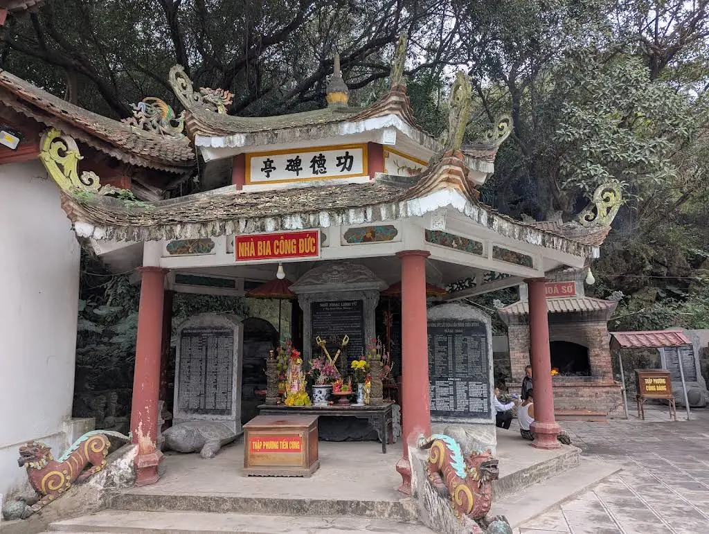 Cảnh quan bên ngoài nhà bia công đức thuộc di tích Đền Trình