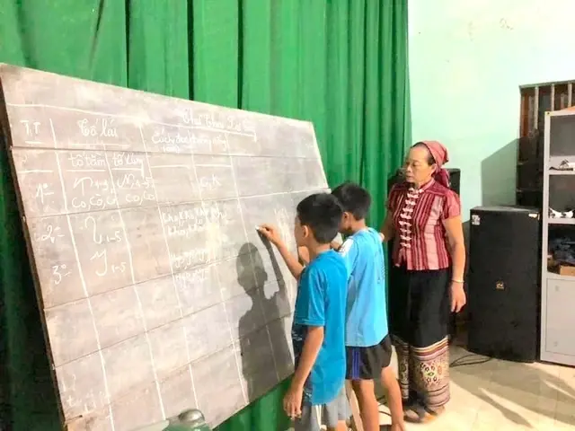 Lớp học chữ Thái cổ do nghệ nhân Sầm Thị Xanh đứng lớp
