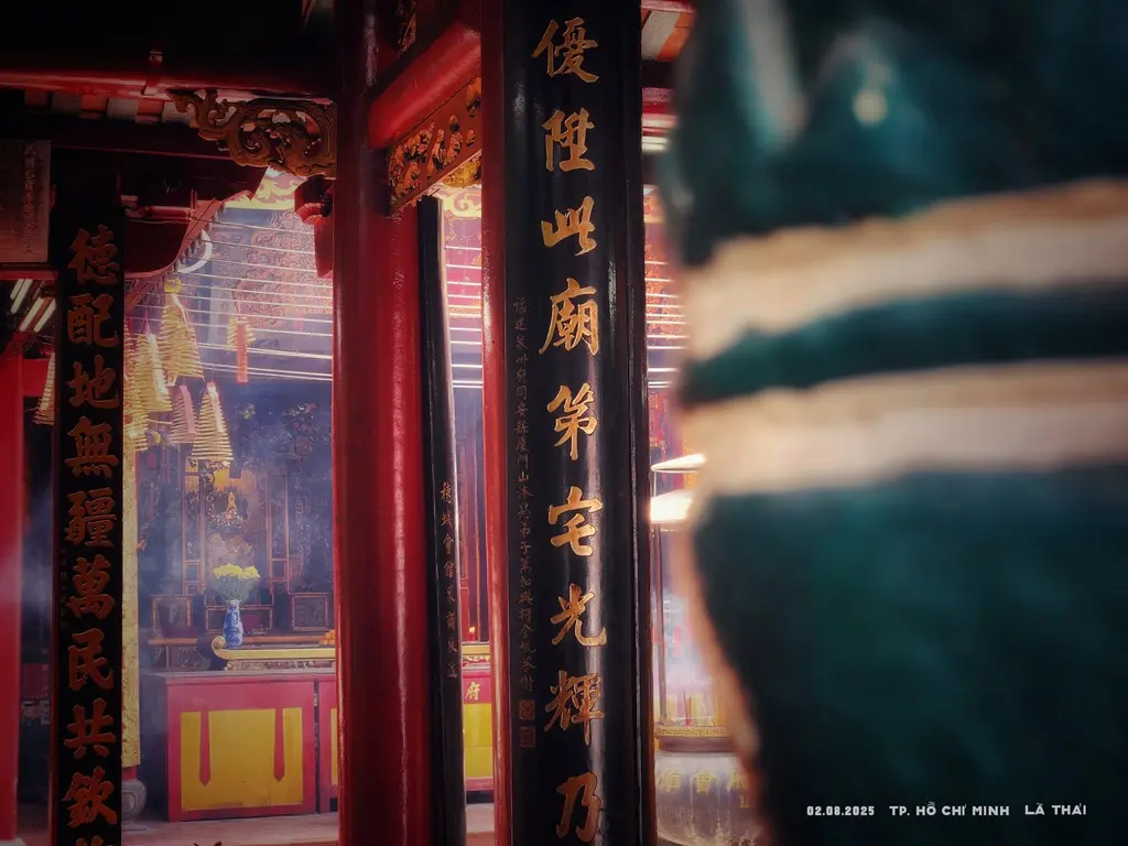 Bên trong Miếu Nhị Phủ