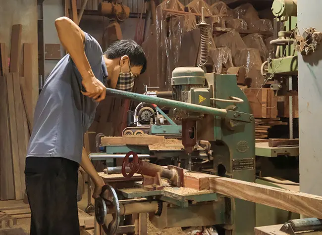 Công đoạn gia công chi tiết cho sản phẩm gỗ tại làng nghề Kha Lâm
