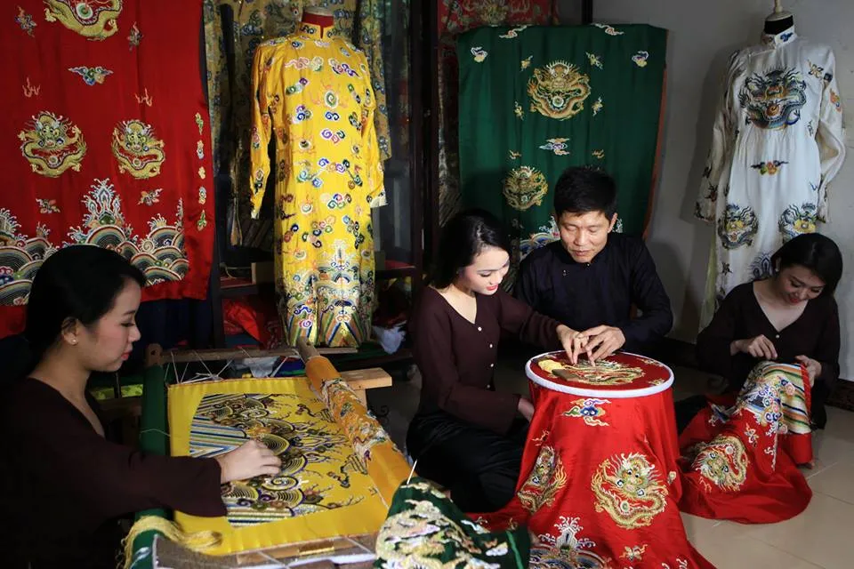 Không khí làm việc cần mẫn của các thợ thêu làng nghề Đông Cứu