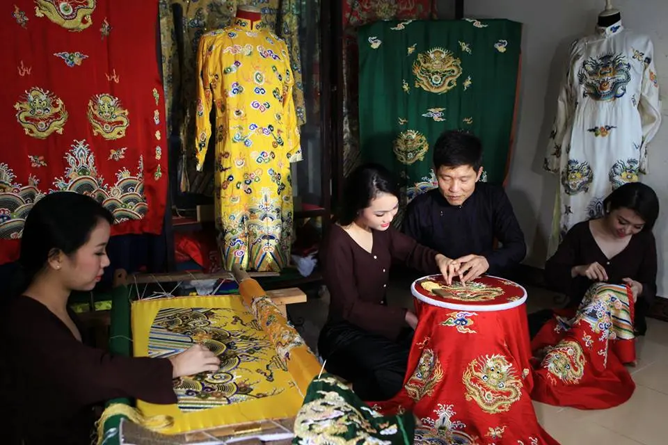 Không khí làm việc cần mẫn của các thợ thêu làng nghề Đông Cứu