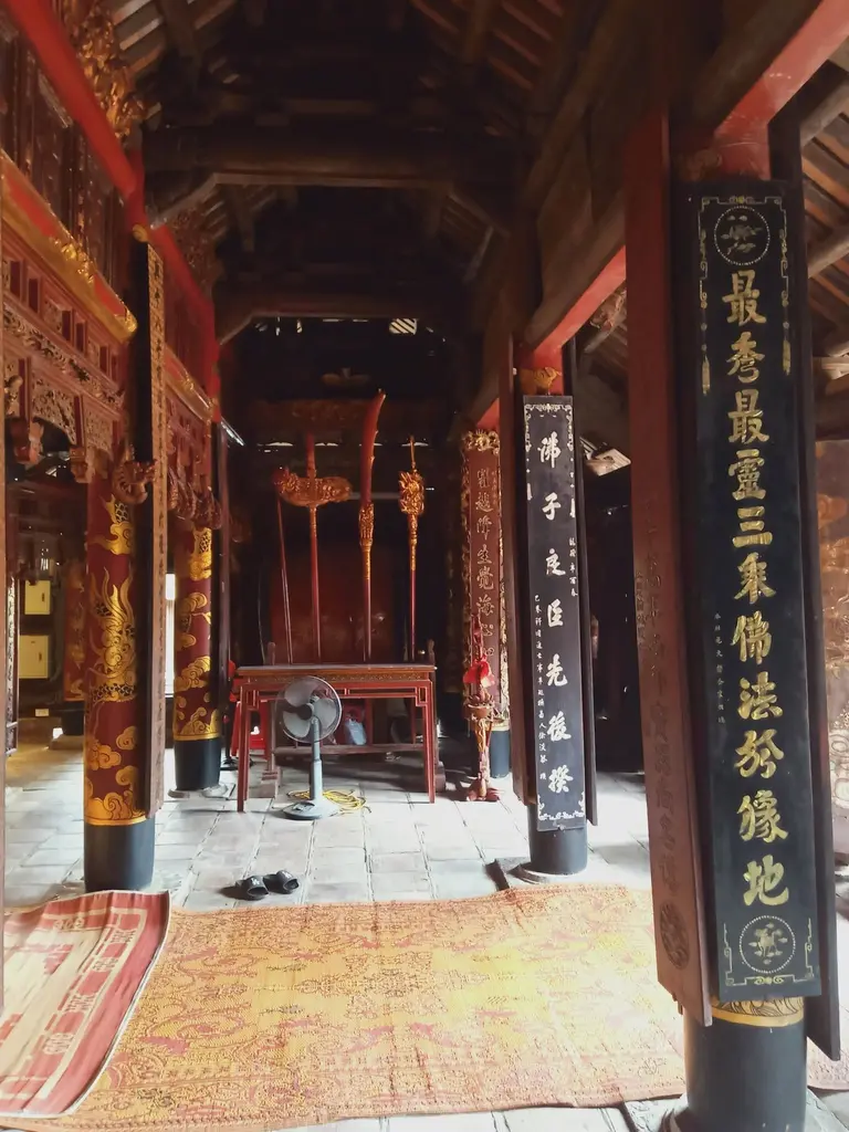 Không gian bên trong đền Thánh Nguyễn.