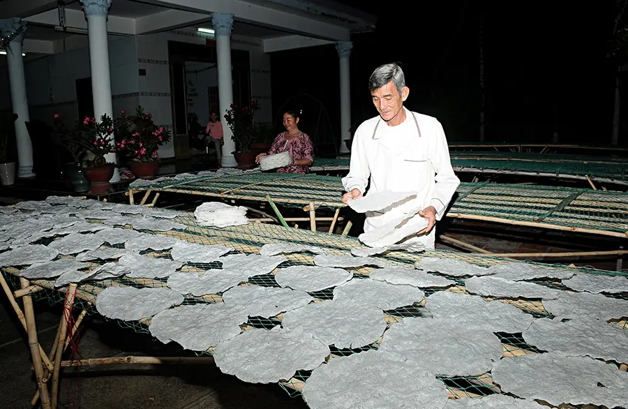 Khi nướng xong, người thợ sẽ đem bánh đi phơi sương vào lúc đêm khuya