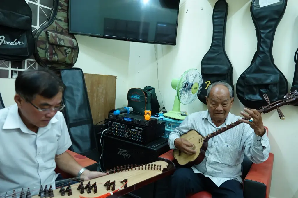 Nghệ nhân Hai Đức biểu diễn cây đàn sến 3 dây do ông sáng 