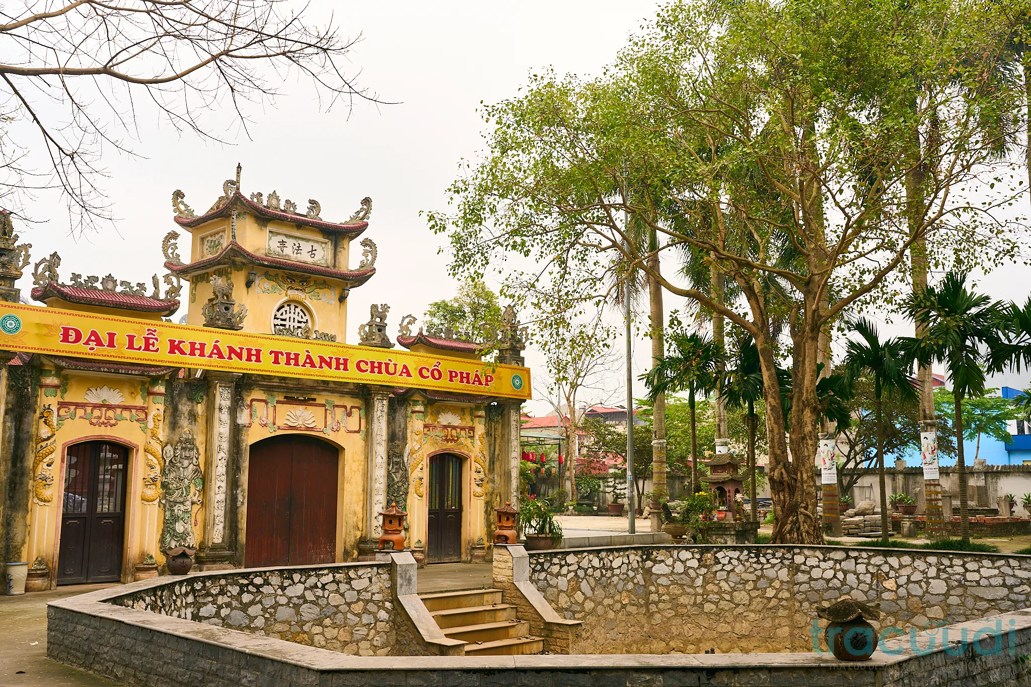 Cảnh quan bên ngoài di tích Chùa Dận (Chùa Cổ Pháp)