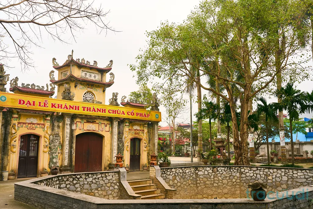 Cảnh quan bên ngoài di tích Chùa Dận (Chùa Cổ Pháp)