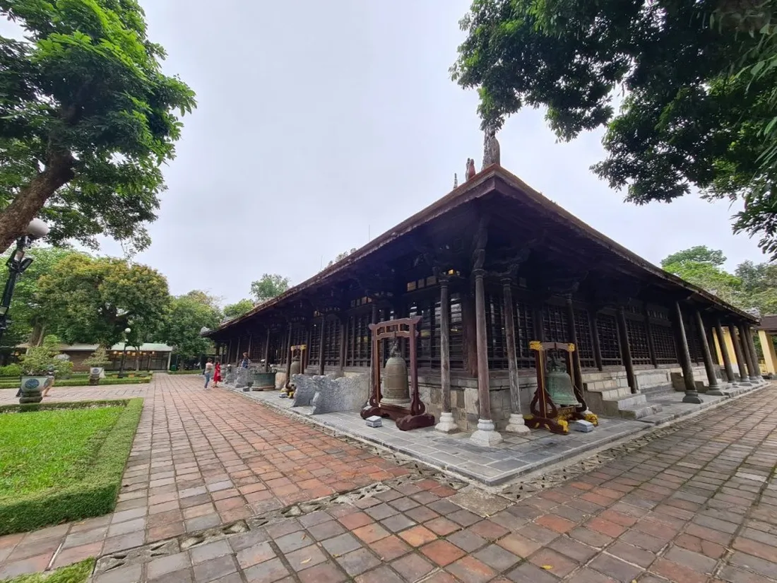 Quang cảnh bên ngoài Điện Long An