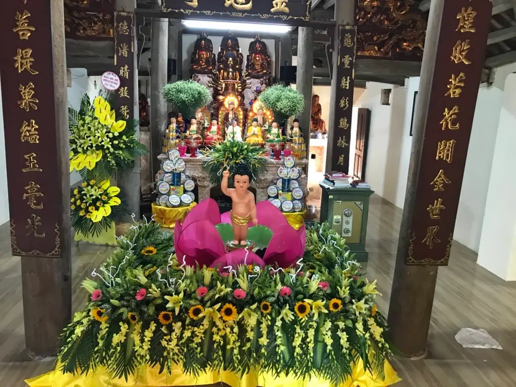 Cảnh quan bên trong Chùa Bảo Tháp (Chùa Linh Quy)