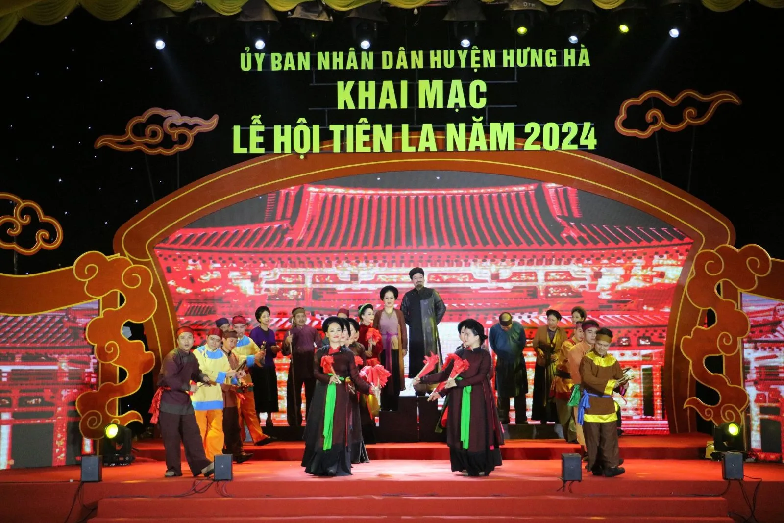 Văn nghệ tại Hội đền Tiên La
