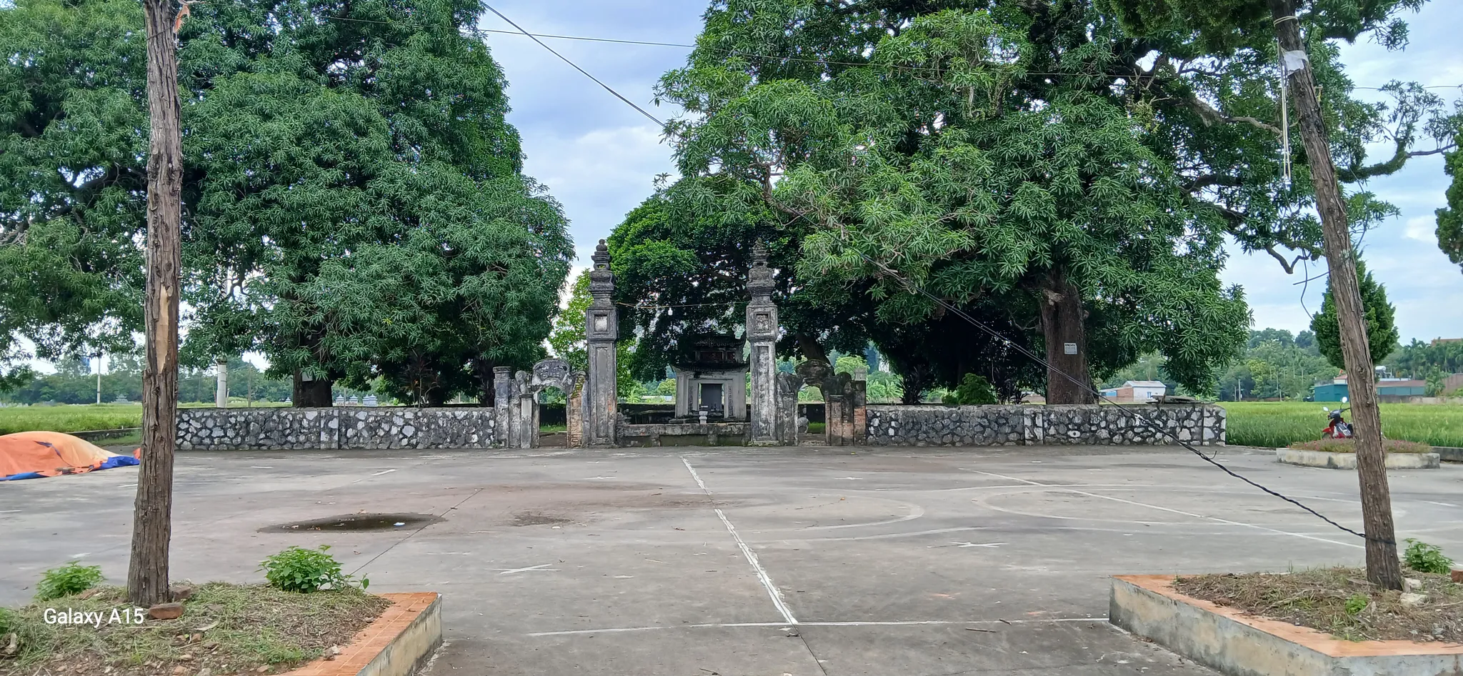 Toàn cảnh đình Quán Thánh làng Quyết Tiến, Tiên Phương