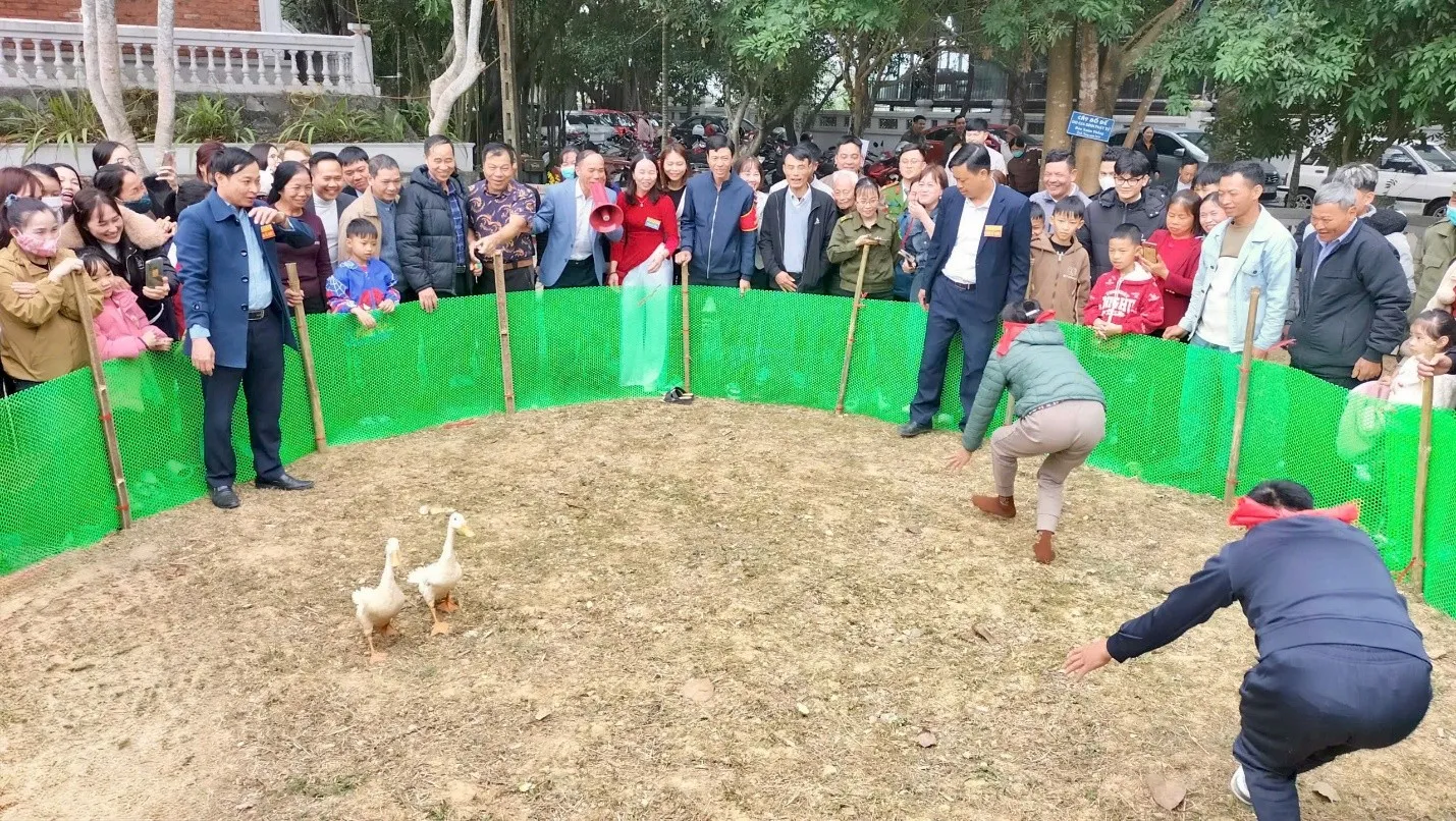 Trò chơi dân gian bịt mắt bắt vịt tại Lễ hội Núi Văn – Núi Võ