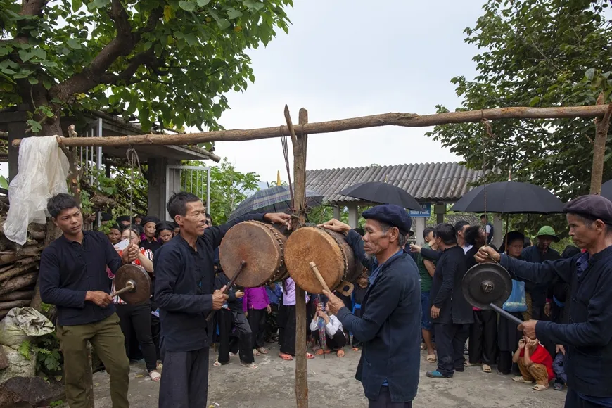Gõ trống, chiêng thể hiện sự vui mừng tại Lễ Tết Khu cù tê dân tộc La Chí