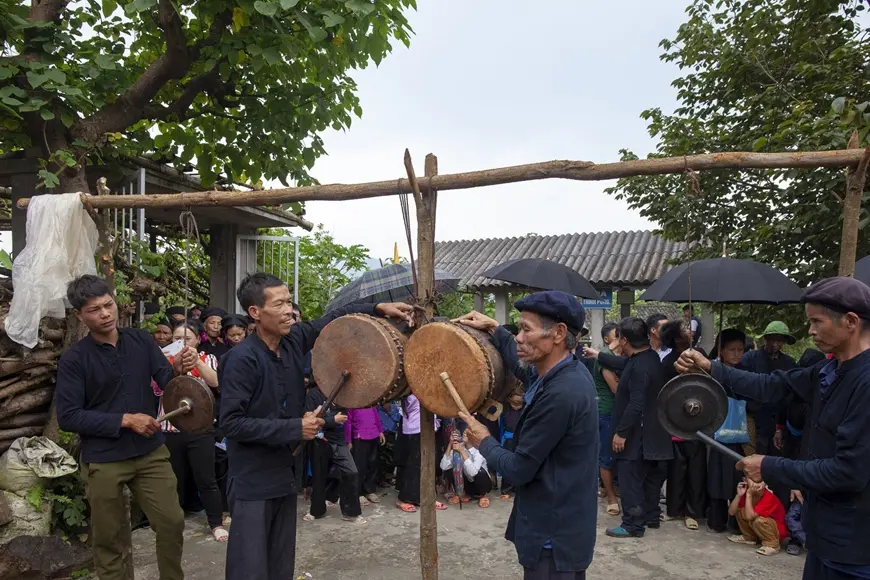 Gõ trống, chiêng thể hiện sự vui mừng tại Lễ Tết Khu cù tê dân tộc La Chí