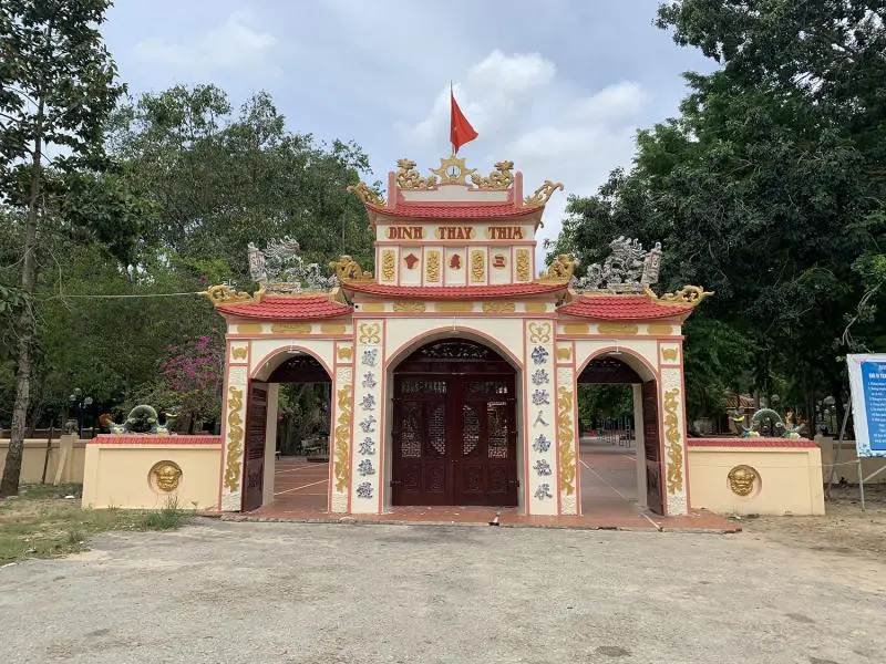 Cổng Dinh Thầy Thím