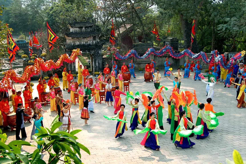 Tiết mục văn nghệ tại Lễ hội Hoa Lư