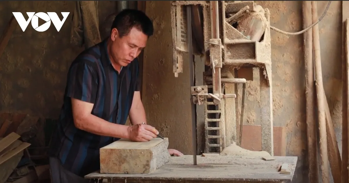 Nghệ nhân Nguyễn Văn Phi miệt mài với từng đường đục, nét khắc trên thân gỗ