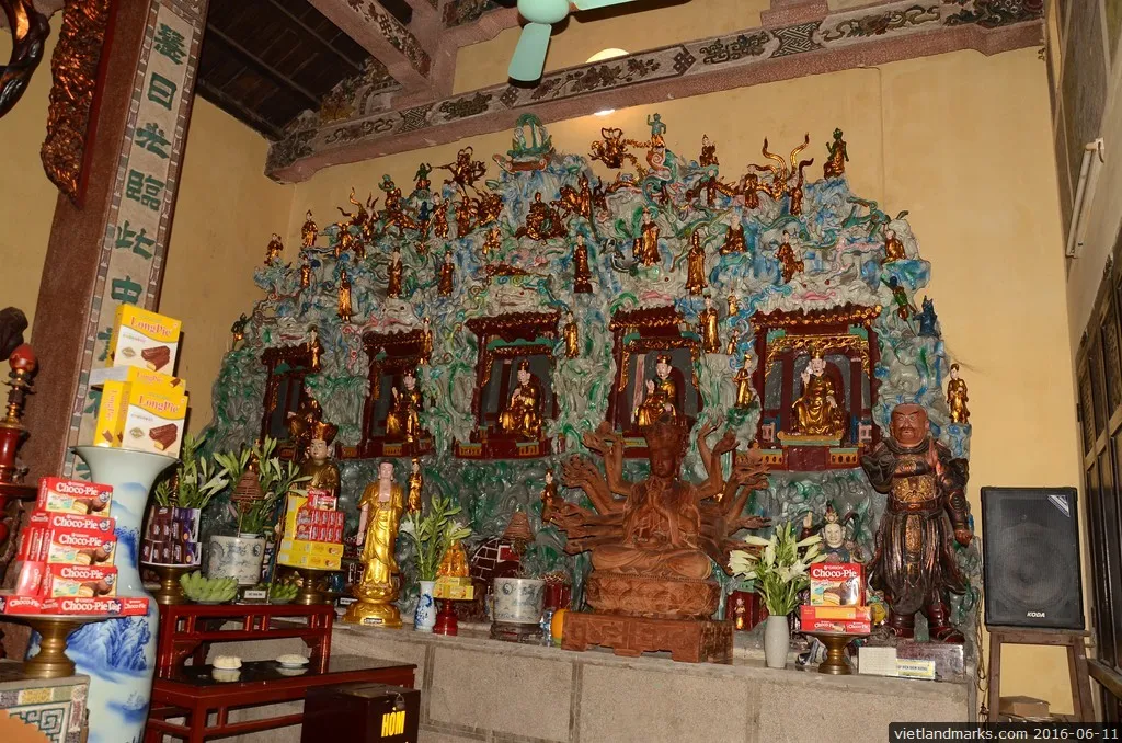Bên trong Chùa Hưng Ký
