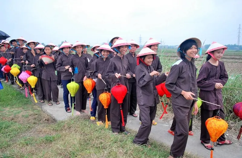 Dân làng tham gia rước Mục Đồng với không khí vui vẻ