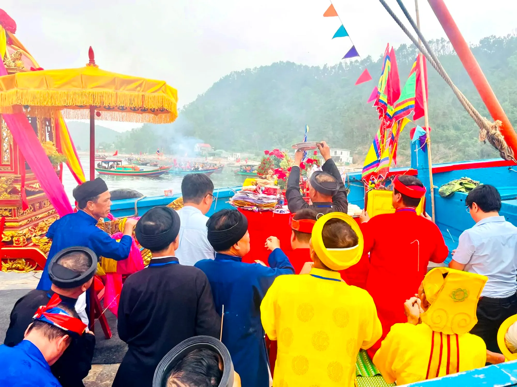 Nghi thức cúng tế trên biển Lễ hội Đền Mai Bảng