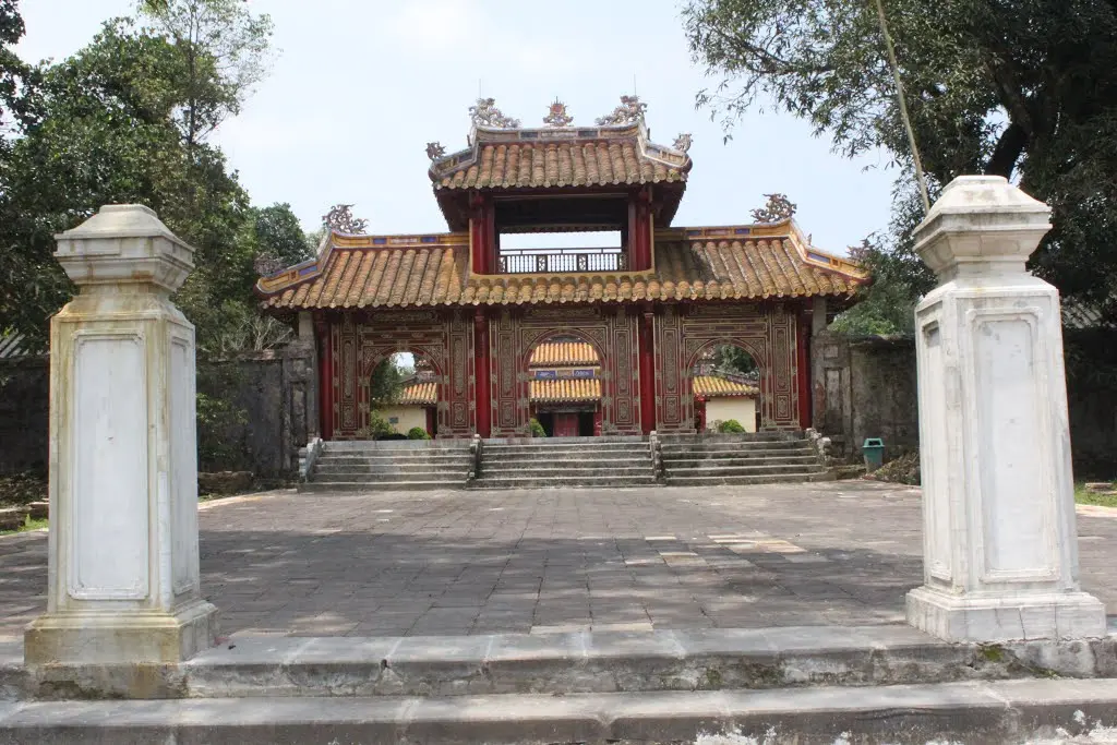Tam quan Điện Minh Thành tại Lăng Gia Long