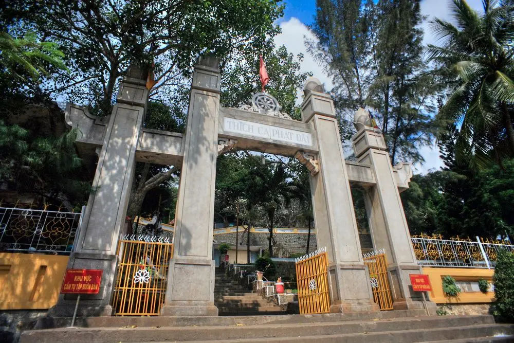 Lối lên Thích Ca Phật Đài