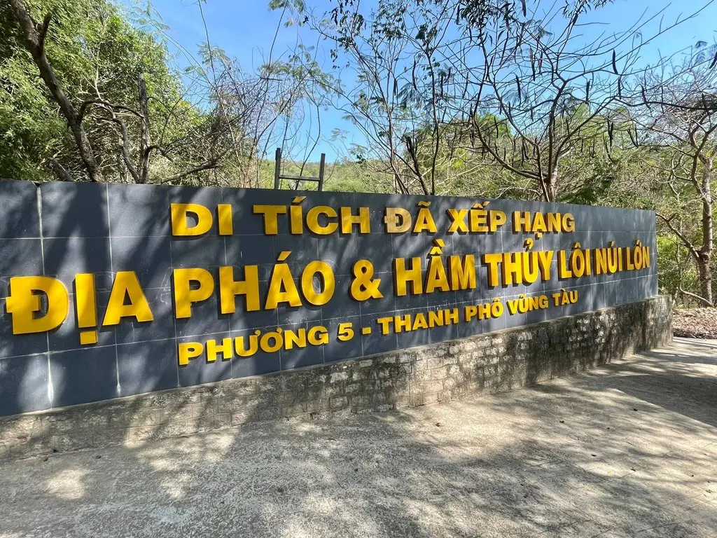 Biển tên di tích Trận Địa Pháo Cổ Và Hầm Thủy Lôi Núi Lớn