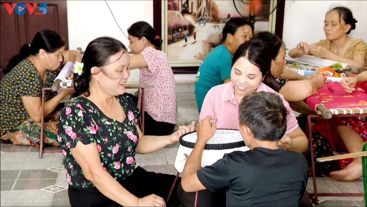 Xưởng thêu của Nghệ nhân Ưu tú Hoàng Thị Khương (áo hoa màu đen)