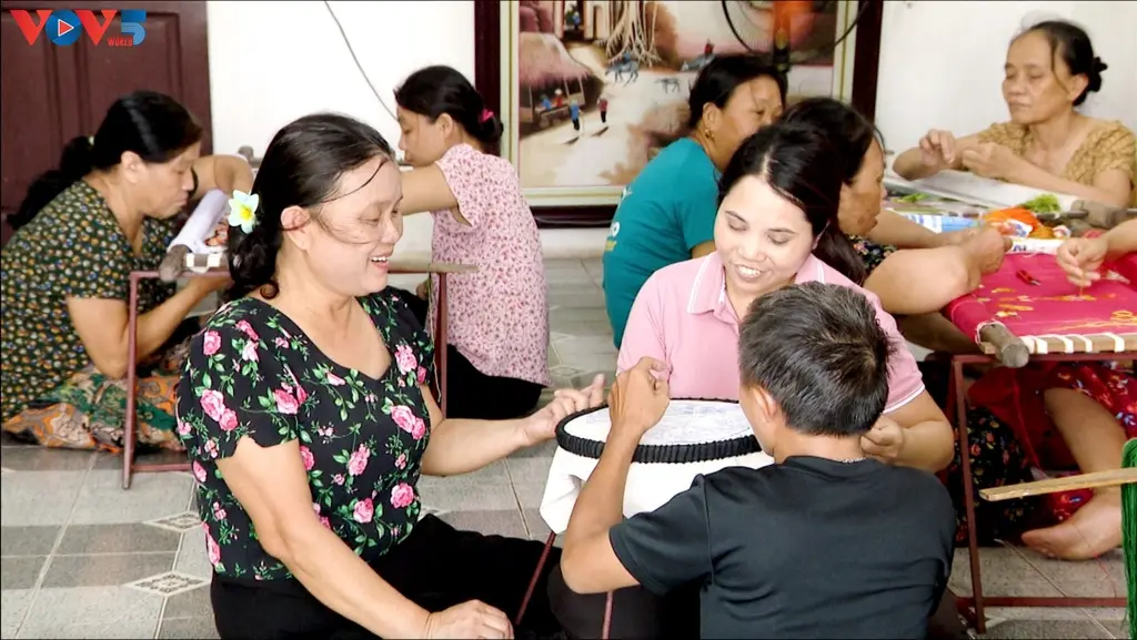 Xưởng thêu của Nghệ nhân Ưu tú Hoàng Thị Khương (áo hoa màu đen)