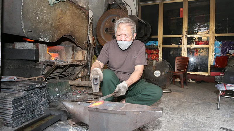 Nghệ nhân Nguyễn Văn Mộc cùng nghề rèn tiếp xúc thường xuyên với lò nung hơn 1.000 độ C