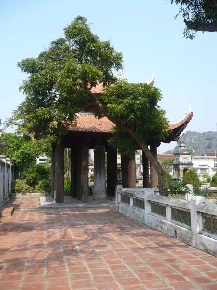 Khuôn viên Chùa Nhất Trụ