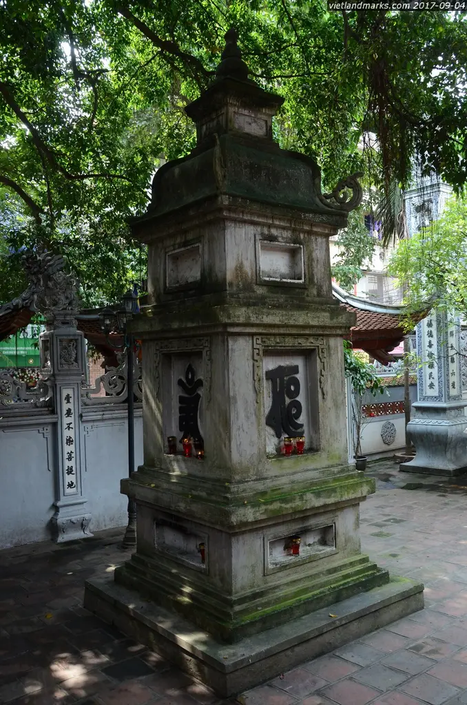 Tháp mộ đá tại Chùa Hòe Nhai