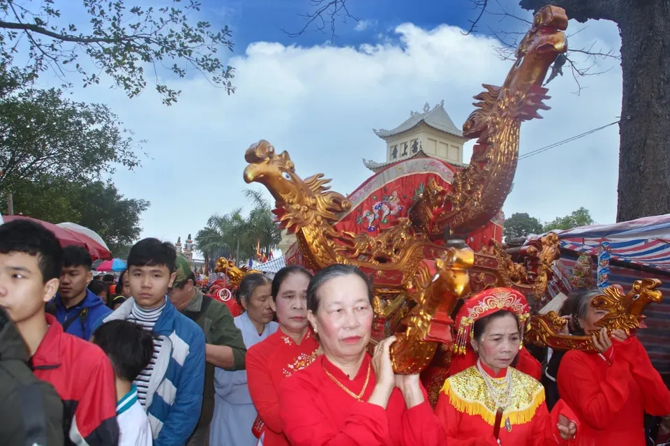 Nữ giới tham gia phần gánh võng đào trong lễ rước tại Lễ hội chùa Ngọc Tiên