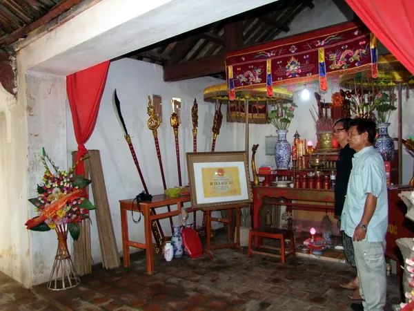 Không gian bên trong Đình Gia Miêu tại Khu lăng Miếu Triệu Trường