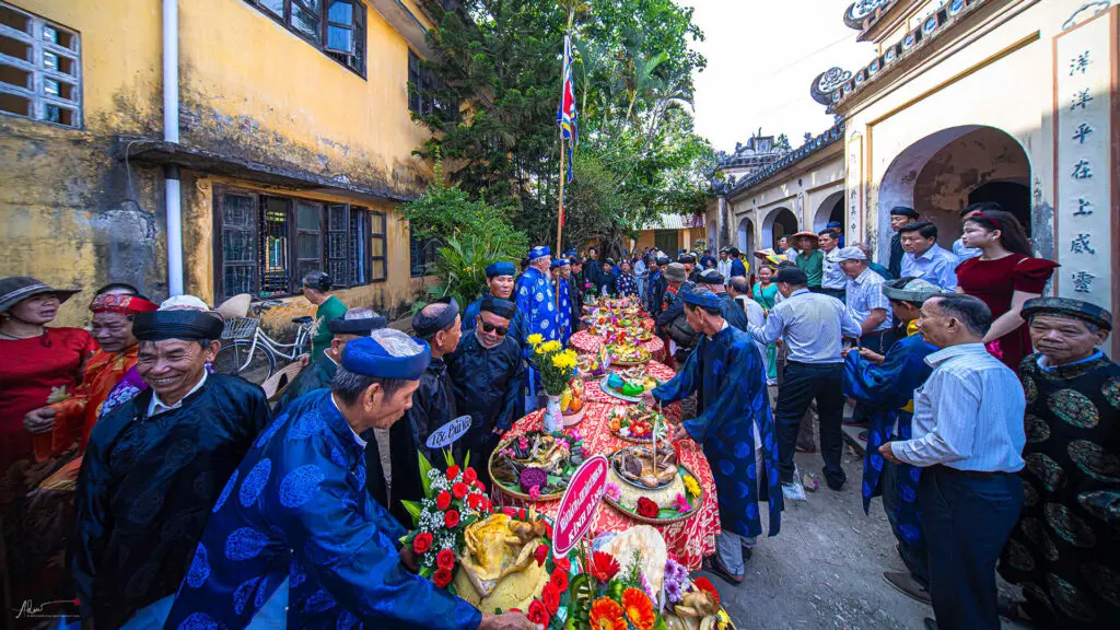 Dâng lễ vật tại Lễ hội rước Mục Đồng