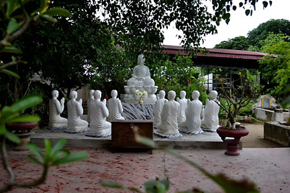 Khuôn viên Chùa Cần Linh