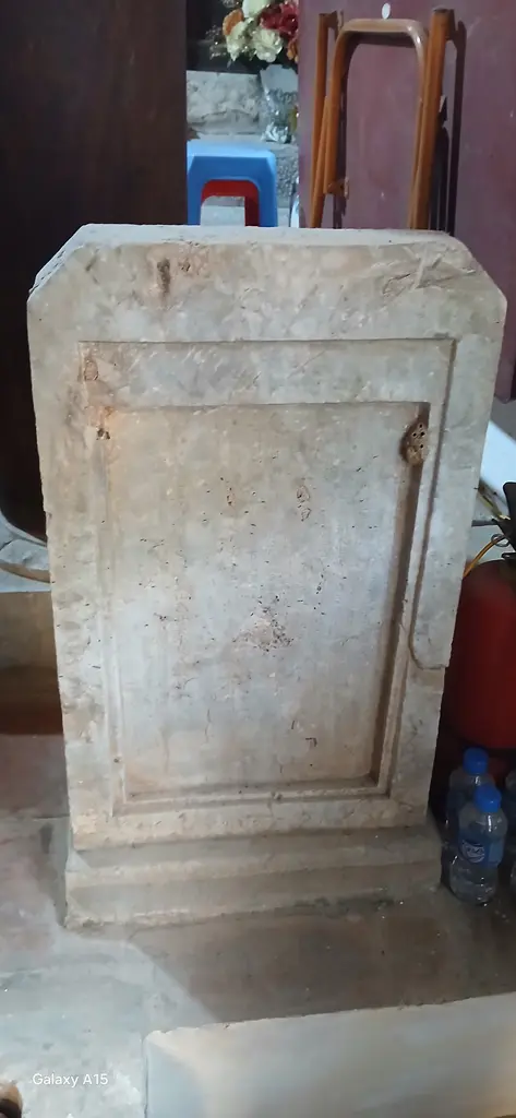 Bia đá trong chùa Trăm Gian