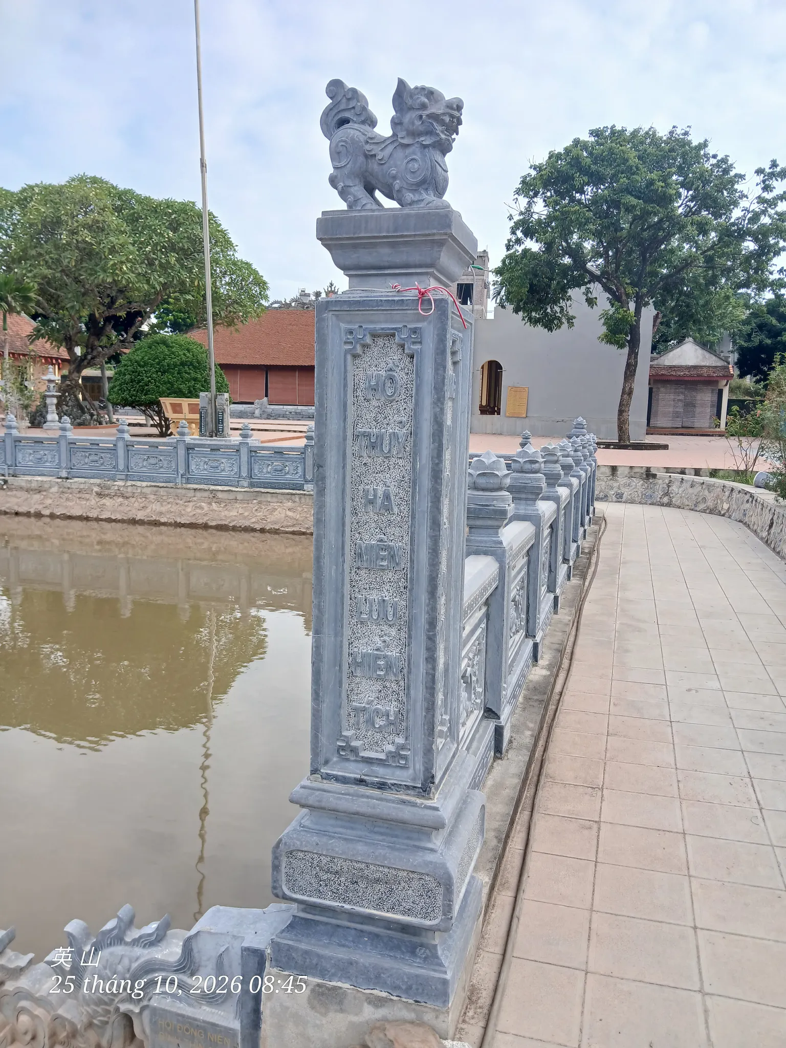 Linh vật trên trụ cột lối xuống hồ nước ở đình Yên Lộ