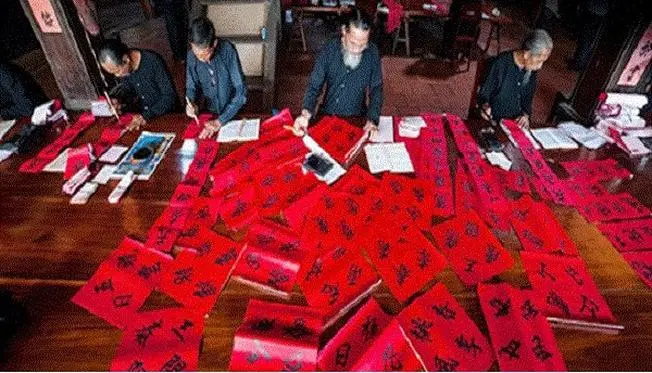 Viết và trang hoàng liễn đỏ tại Lễ hội Trùng Cửu (vía ông Trần)