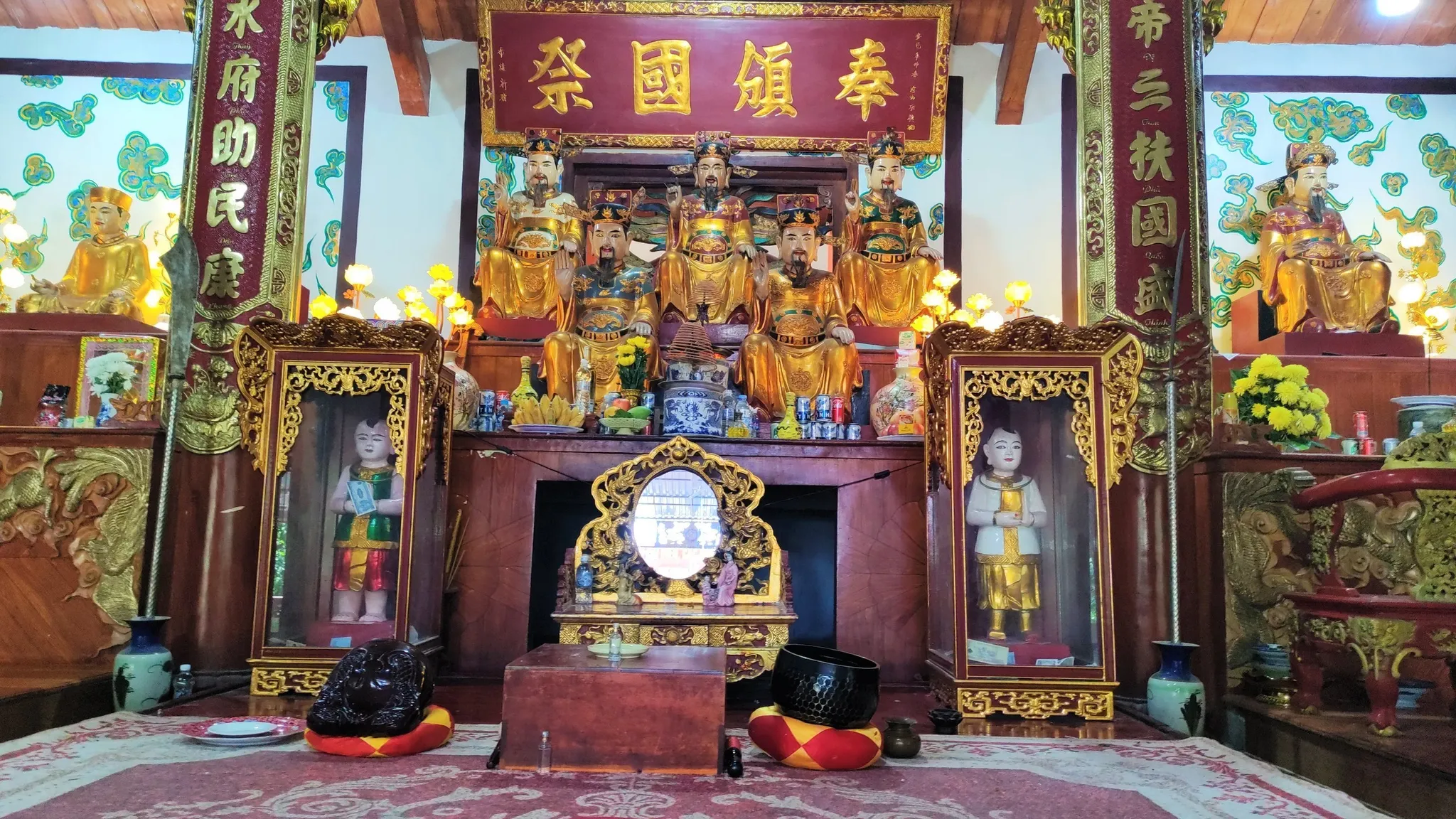 Ban thờ bên trong Đền Tam Lang