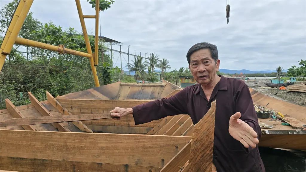 Nghệ nhân Lê Đức Chắn tâm huyết với nghề đóng thuyền