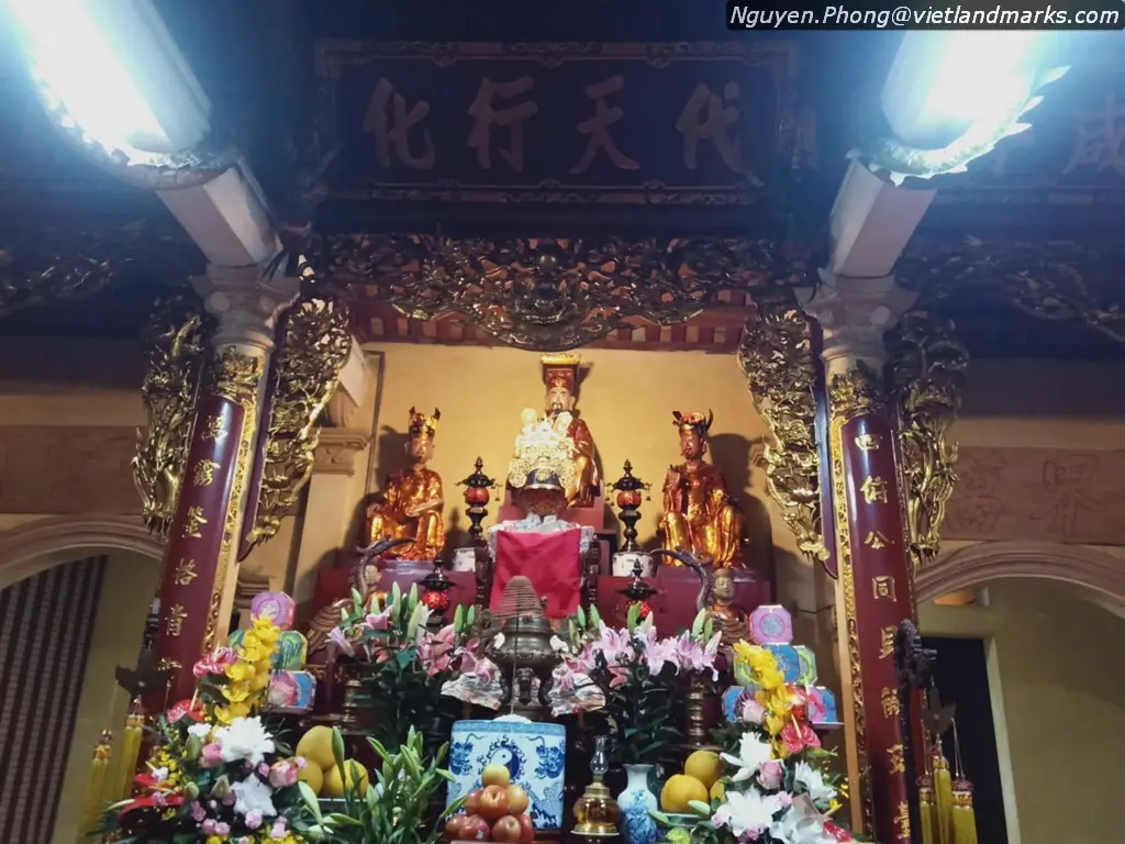 Gian thờ bên trong Chùa Hưng Khánh