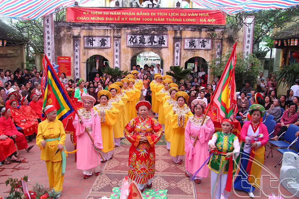 Đội tế nữ tại Hội chùa Duệ Tú